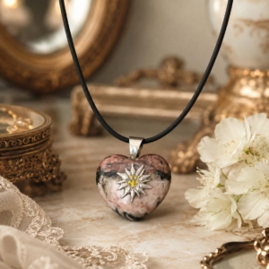 Sterling ezüst, jelzett rodonit medál, nyaklánc, a medál havasi gyopár díszítéssel, un. Trachtenschmuck